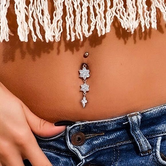 ⚜️[𝟯/$𝟮𝟴]⚜️NEW Rhinestone Flower Stainless Steel Navel Ring - Picture 3 of 9